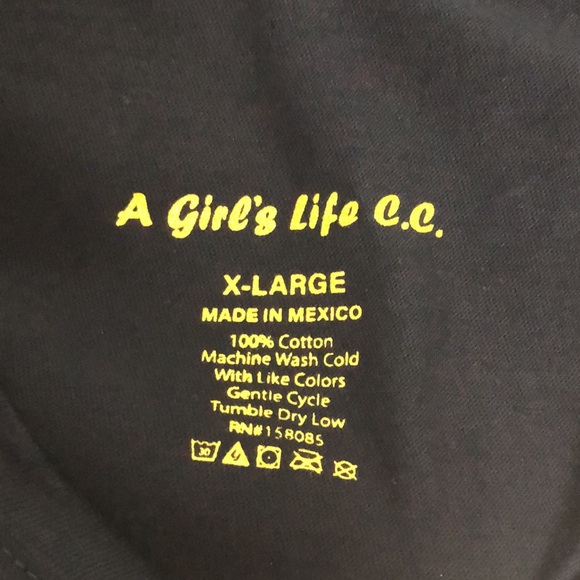 Save the 🐝semi-crop🐝Knot front Top🐝 KIND! Black/Yellow graphic! XL 🆕 in package! - Picture 5 of 6